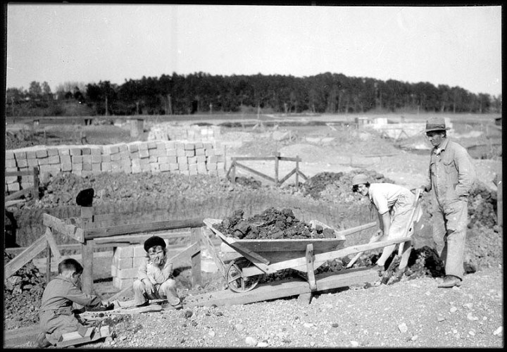 Grundgrävning pågår i kvarteret Rödbetan 10 i Enskedes smås