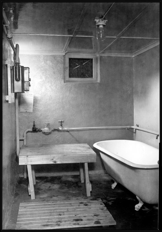 Inredning i tvättstuga kombinerad med badrum i hus i Enskede sm