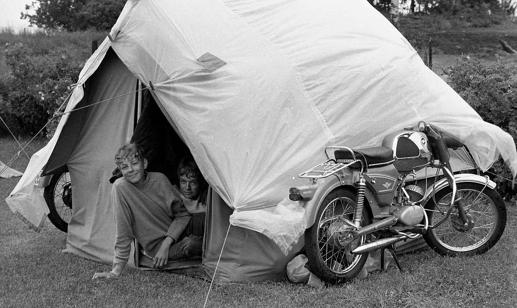 Tältande mopedkillar